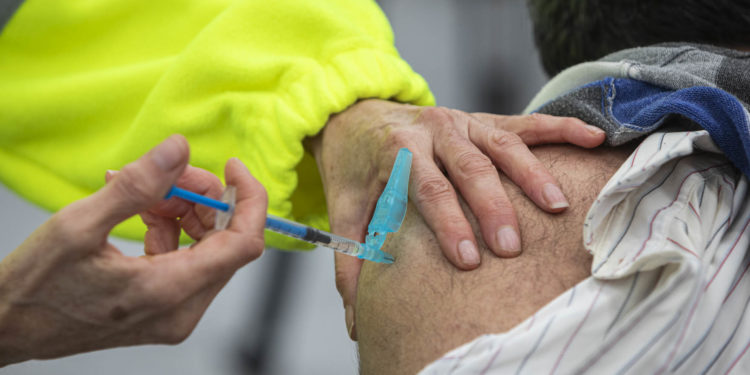 El Sergas vacunará este Jueves y Viernes Santo a  5.729 personas en el  área sanitaria de Vigo