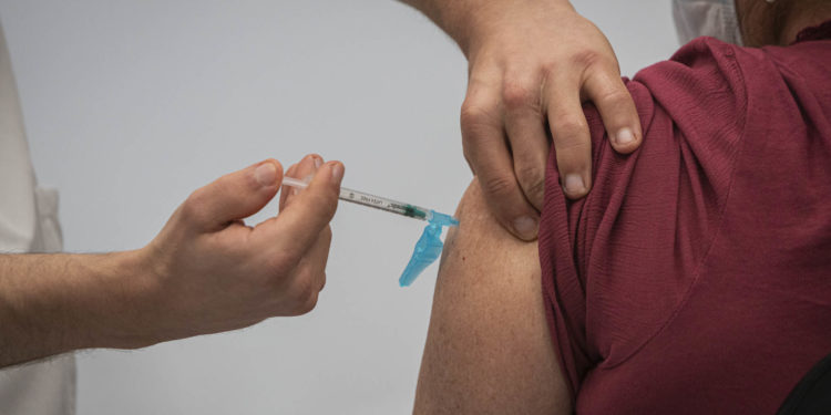 El Gobierno anuncia el fin del estado de alarma y el toque de queda en mayo