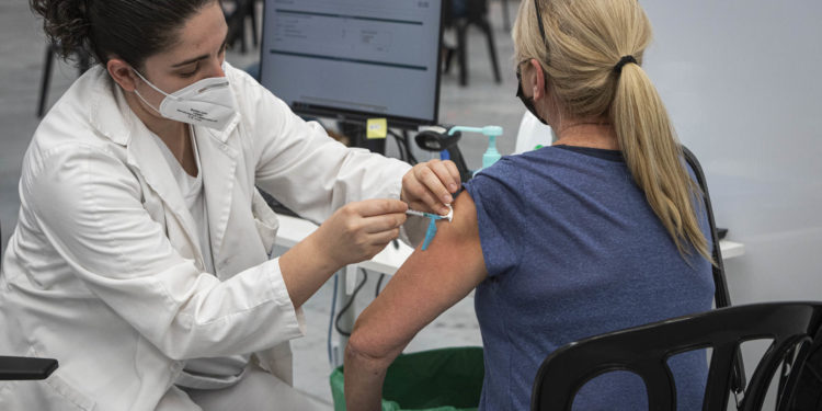 Vigo inicia la segunda vacunación masiva en el Ifevi con 4.400 citados de entre 60 y 65 años