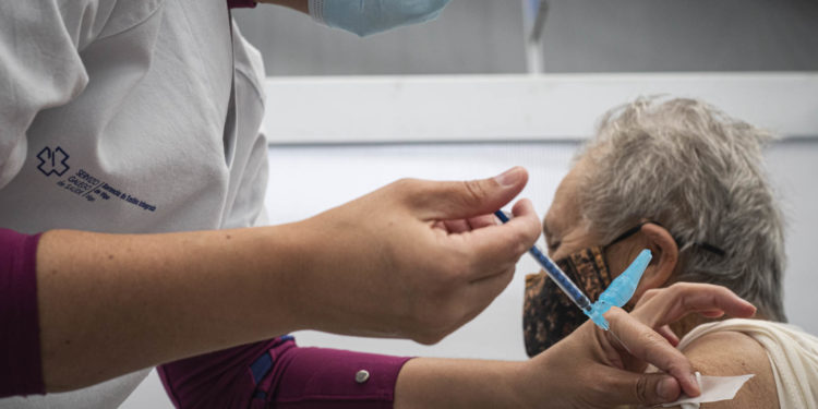 España supera los diez millones de personas con al menos una dosis de vacuna contra la COVID-19