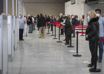 Vacunación del grupo de 75 a 79 años, el jueves en el Ifevi. / Foto: Sonia Daponte