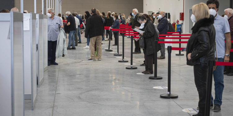Vacunación del grupo de 75 a 79 años, el jueves en el Ifevi. / Foto: Sonia Daponte