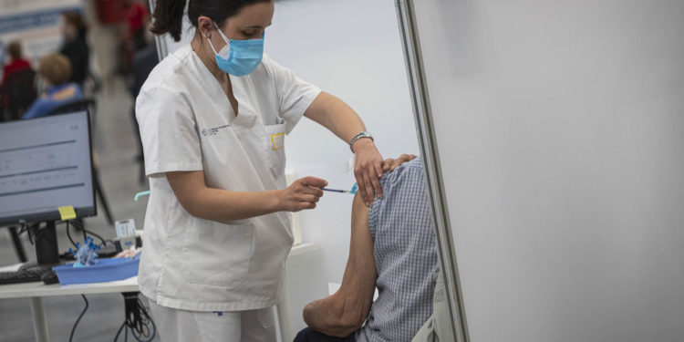 Récord de vacunación en España: 453.682 dosis en un día y 3 millones con pauta completa