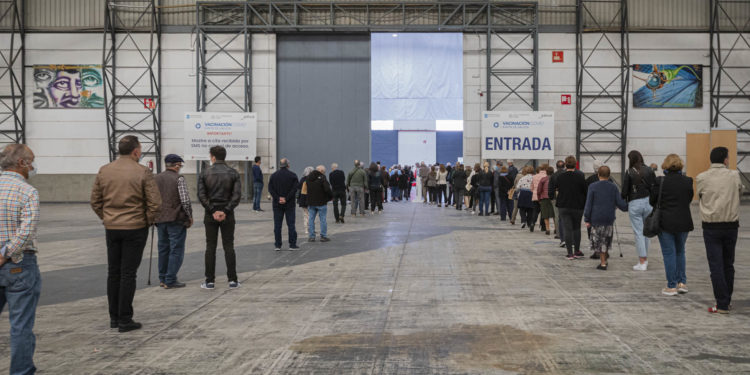 Récord de vacunación en España: 453.682 dosis en un día y 3 millones con pauta completa