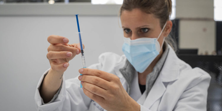 Récord de vacunación en España: 453.682 dosis en un día y 3 millones con pauta completa