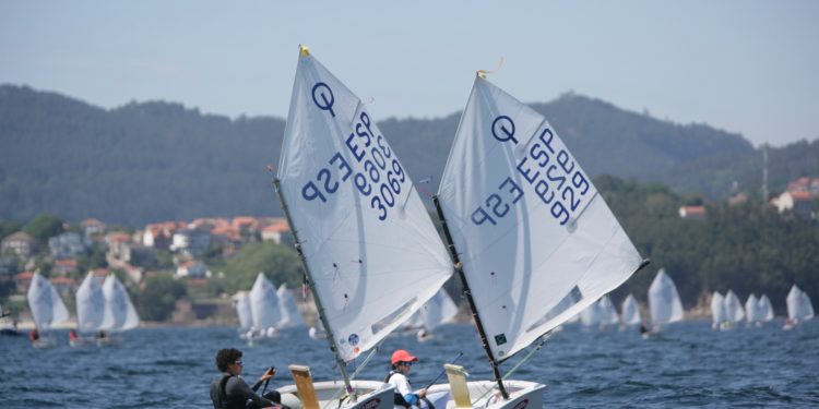 Jorge Álvarez domina el VII Trofeo Aceites Abril de Optimist en la ría viguesa