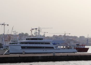 Vigo recibe un megayate rodeado de misterio