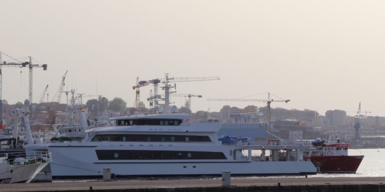 Vigo recibe un megayate rodeado de misterio