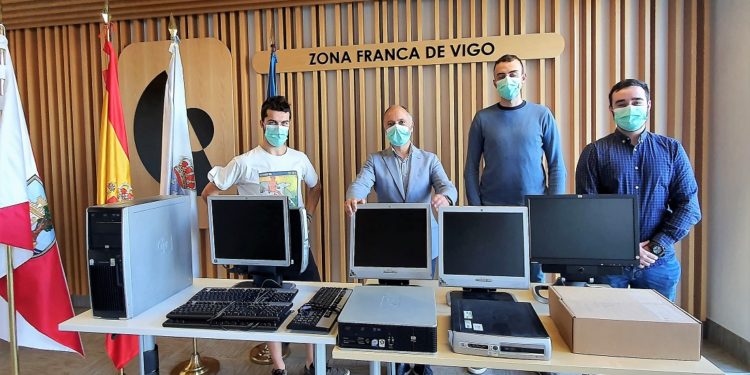 Zona Franca dona ordenadores a la organización de ingenieros IEEE Uvigo para luchar contra la brecha digital