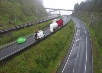 Atasco kilométrico en la AP-9 para ir al Ifevi y complicaciones en Redondela por un camión averiado