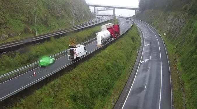 Atasco kilométrico en la AP-9 para ir al Ifevi y complicaciones en Redondela por un camión averiado