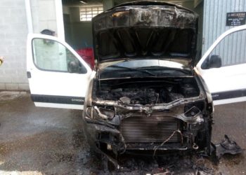 Un incendio repentino calcina un vehículo en Vigo