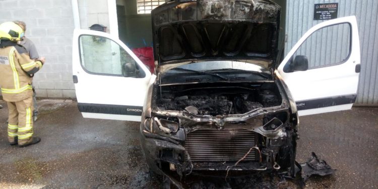 Un incendio repentino calcina un vehículo en Vigo