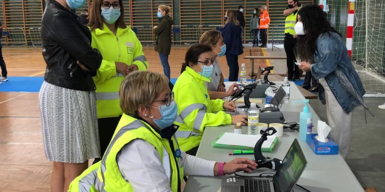 Los siete concellos del área de Vigo con peor incidencia contienen o disminuyen sus contagios