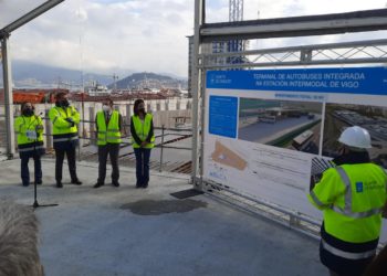 Feijóo agradece a Caballero su “ejemplo” con la vacunación y muestra su preocupación por Vigo