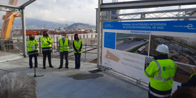 Feijóo agradece a Caballero su “ejemplo” con la vacunación y muestra su preocupación por Vigo