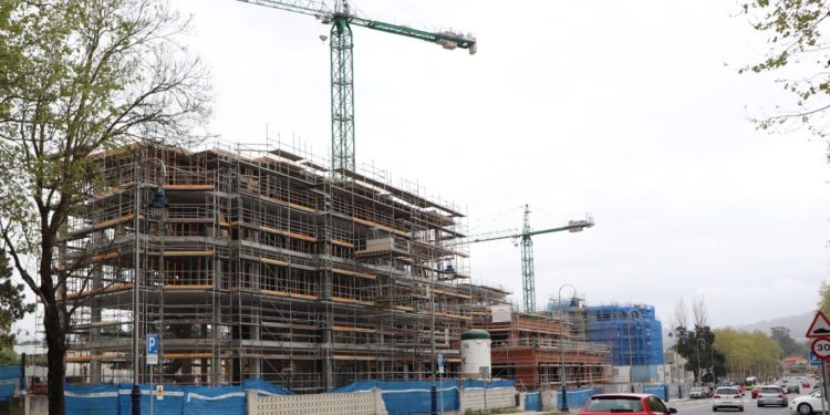 Caballero defiende la altura del nuevo hotel de Samil: “Responde exactamente al diseño y a la licencia”