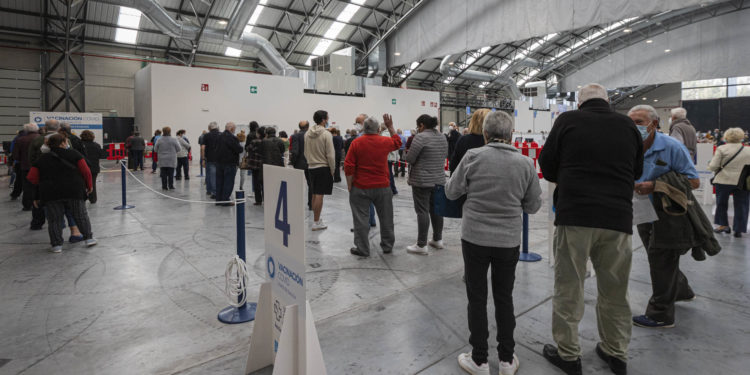 Sanidade llama a personas de entre 70 y 75 años para vacunarlas en el Ifevi