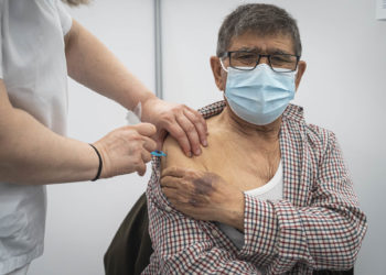 La vacunación contra la Covid-19 en Galicia provocó una caída del 88% en la tasa de positividad