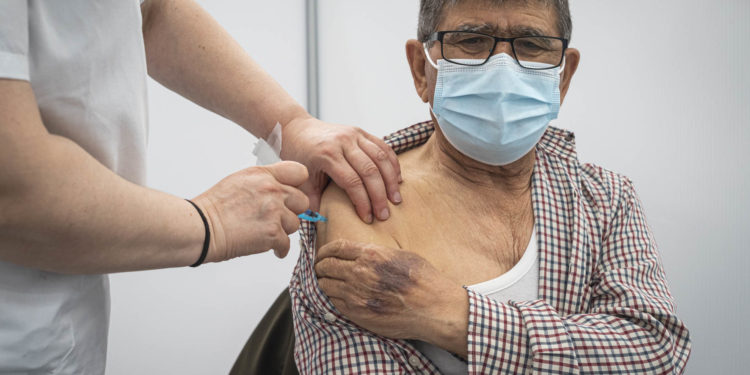 La vacunación contra la Covid-19 en Galicia provocó una caída del 88% en la tasa de positividad