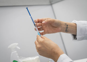 Investigan un caso de trombo en Vigo tras recibir la vacuna de AstraZeneca