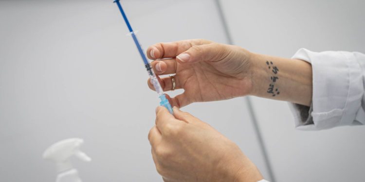 Investigan un caso de trombo en Vigo tras recibir la vacuna de AstraZeneca