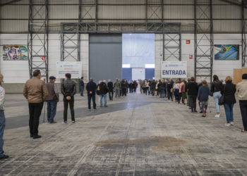 El dispositivo en el Ifevi se mantendrá al menos hasta el miércoles para vacunar a 24.000 personas más