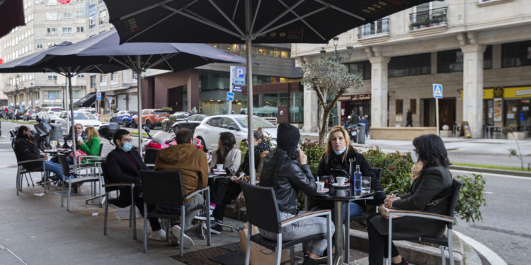 Galicia mantiene el veto a reunirse de madrugada y amplía aforos en comercio y cultura