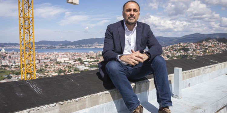 Julio García Comesaña: “Confiamos en que las restricciones y el comportamiento de la gente permitan bajar la tendencia en Vigo”
