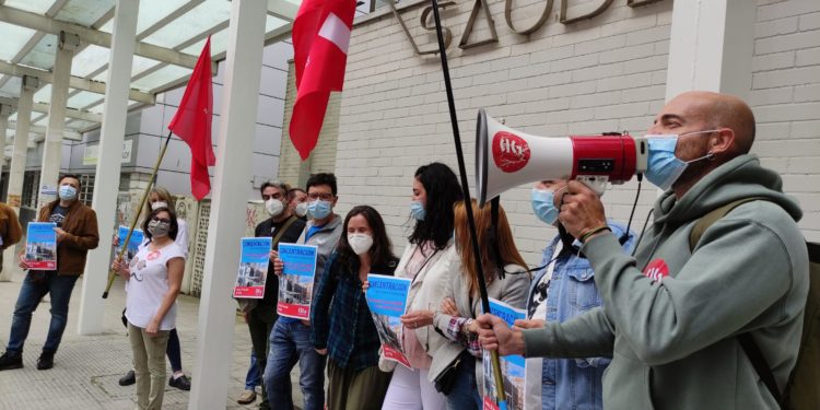 Veciños da Doblada claman polo mantemento da praza da celadora do centro de saúde