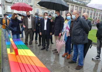 Vigo instala su primer banco LGTB en recuerdo de Julio y AlDani