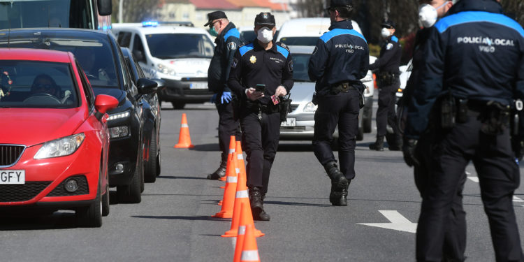 La Policía Local de Vigo denuncia a 18 personas por reunirse con no convivientes