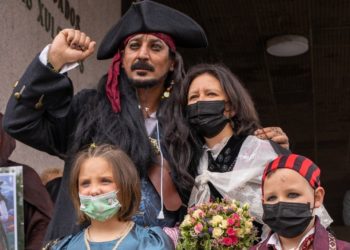 El Jack Sparrow vigués y su pareja se querellarán contra la jueza que se negó a casarlos