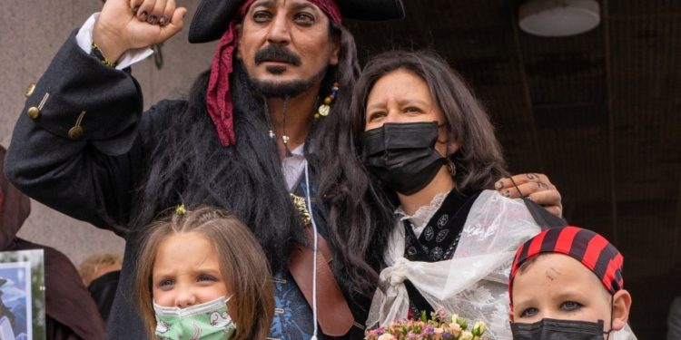 El Jack Sparrow vigués y su pareja se querellarán contra la jueza que se negó a casarlos