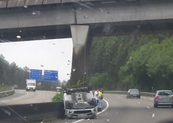 Un coche vuelca en la VG-20