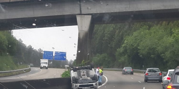 Un coche vuelca en la VG-20