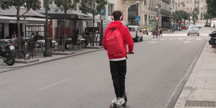 Multan a tres jóvenes en Vigo por conducir patinetes eléctricos bajo los efectos de las drogas
