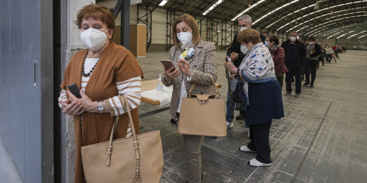 El área sanitaria de Vigo tropieza en la bajada: suben los casos activos y la incidencia a 7 días