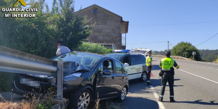 Quintuplica la tasa de alcoholemia tras empotrarse contra un guardarraíl en Redondela
