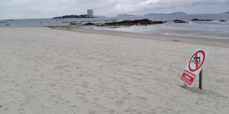 Cerrada al baño una playa de Vigo por contaminación