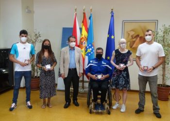 Cinco atletas con bandera de Vigo