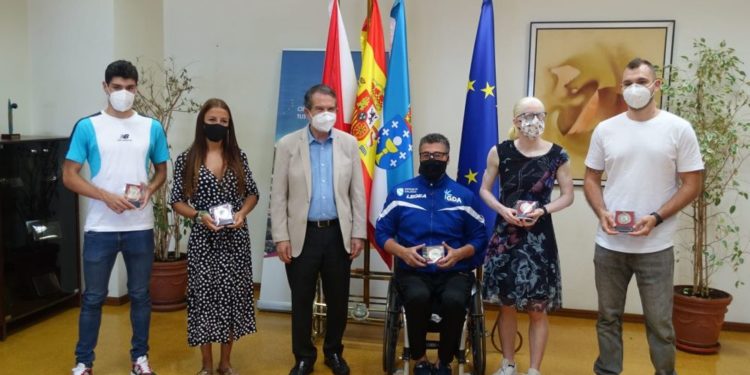 Cinco atletas con bandera de Vigo