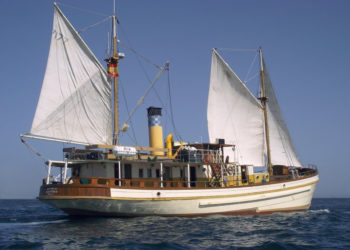 El «Hidria Segundo», único vapor de España, regresa a su lugar de origen en Vigo
