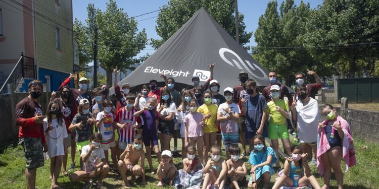 Bautismo gratuito de kite para niños en San Simón