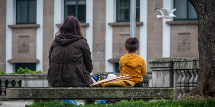 Un juzgado vigués reconoce el derecho de una madre soltera a ampliar el permiso de paternidad