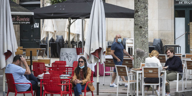 Vigo se quita la mascarilla entre la liberación y la prudencia