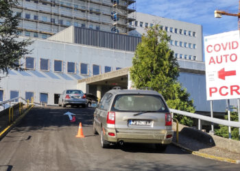 Sanidade deja de citar en el ‘covid auto’ del Meixoeiro y cambia la estrategia de los cribados