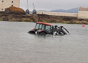 El mar se ‘traga’ un tractor en Vigo