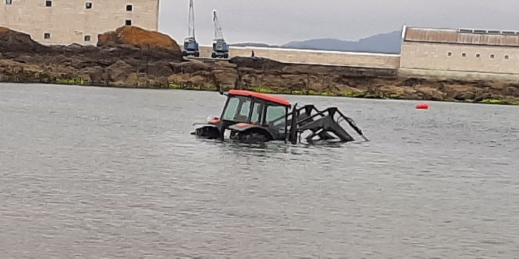 El mar se ‘traga’ un tractor en Vigo