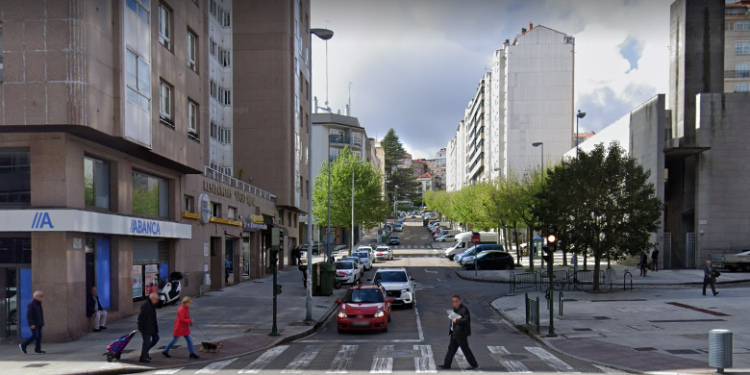 Un conductor vigués excede el límite penal de alcoholemia tras empotrarse contra unos coches aparcados